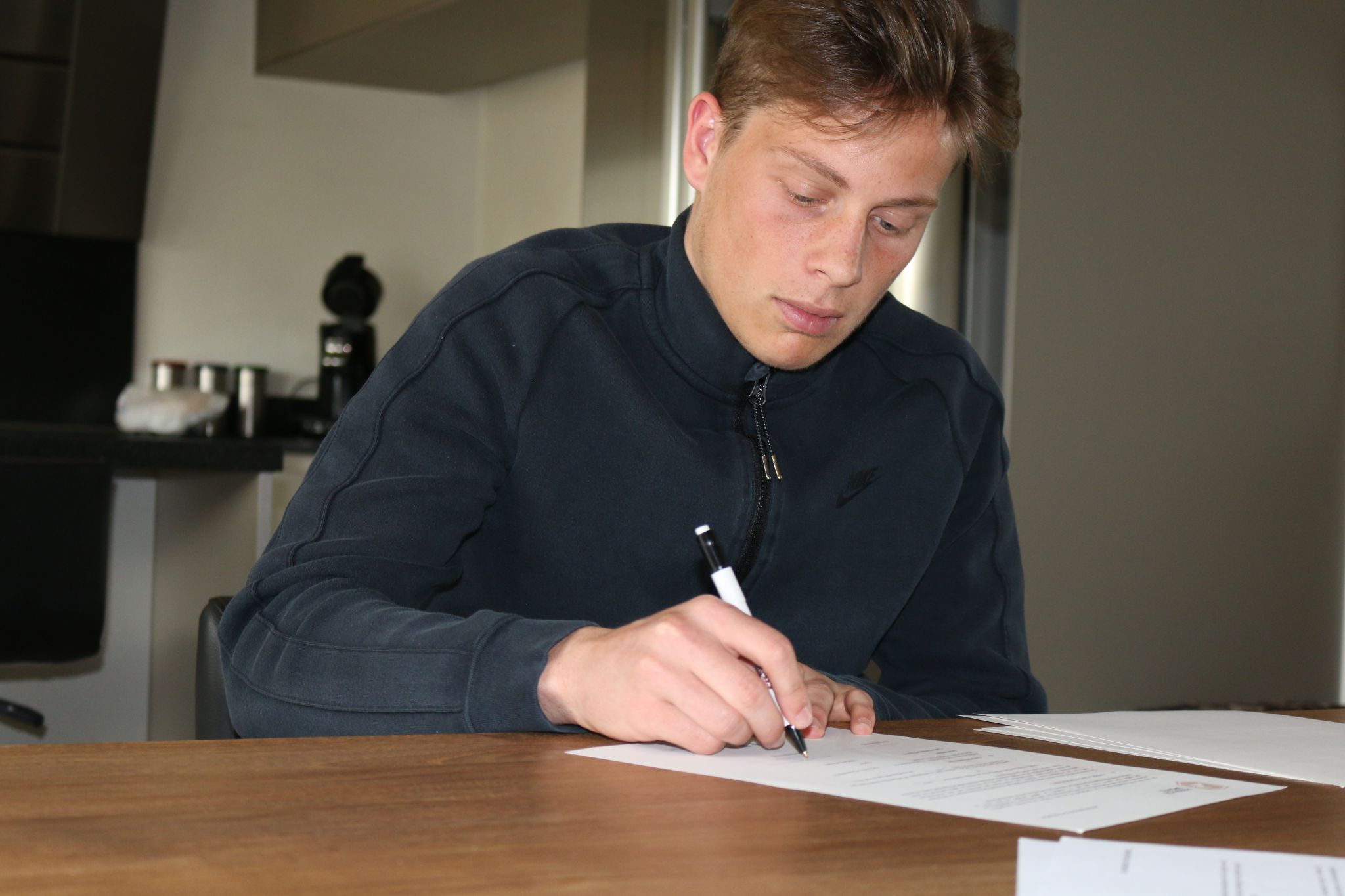Tibeau Swinnen tekent zijn contract